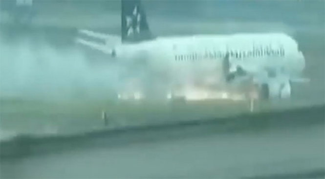 Chiếc máy bay với động cơ bị cháy - Ảnh chụp từ clip