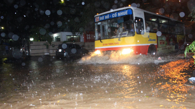 Xe bus hoặc xe ô tô gầm cao có thể di chuyển qua khu vực ngập nước tại ngã 3 dốc La Pho - Thụy Khuê - Ảnh: CHÍ TUỆ