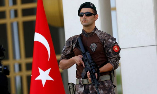 Binh sĩ canh gác bên ngoài dinh tổng thống ở Ankara, Thổ Nhĩ Kỳ - Ảnh: REUTERS