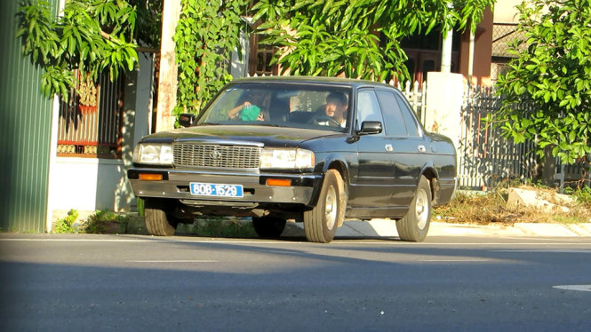 Ông Tuân lái xe đưa cả nhà đi chơi tại nhà người em tại xã Lương Ninh, huyện Quảng Ninh chiều 16-7 - Ảnh cắt từ clip của