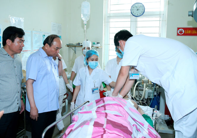 Thủ tướng Nguyễn Xuân Phúc ngay trong sáng 18-8 đã tức tốc đến thăm các nạn nhân tại Bệnh viện Đa khoa tỉnh Yên Bái - Ảnh: TTXVN