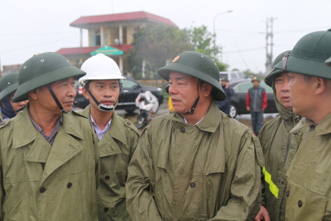 Trung tướng Phạm Ngọc Minh, phó Đô đốc - phó Tổng tham mưu trưởng Quân đội nhân dân Việt Nam, phó Chủ tịch thường trực Ủy ban Quốc gia tìm kiếm cứu nạn về tỉnh Thái Bình kiểm tra công tác ứng phó với cơn bão số 3 trên địa bàn - Ảnh: HOÀI NAM