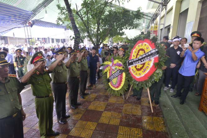 Bộ trưởng Tô Lâm (thứ 3 từ trái sang) cùng đoàn của Đảng uỷ Công an trung ương, lãnh đạo Bộ Công an đến viếng và chia sẻ với gia đình ông Cường và ông Tuấn