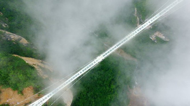 Cây cầu đáy kính cao nhất và dài nhất thế giới tại Trung Quốc - Ảnh: AP