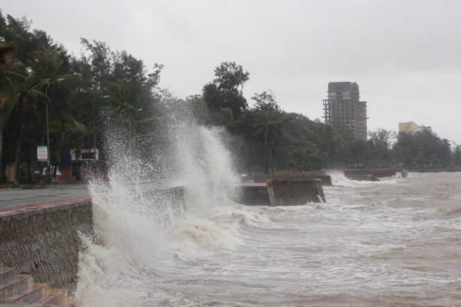 Nước biển dâng kết hợp với gió cấp 6-7 tạo lên những cột sóng cao liên tục ập vào bờ kè tại khu vực quận Đồ Sơn, TP Hải Phòng - Ảnh: TIẾN THẮNG