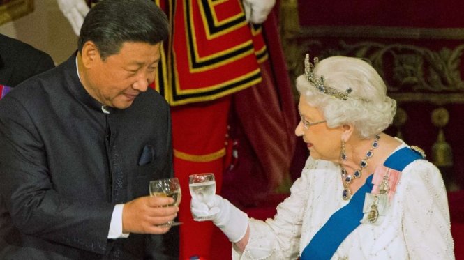 Chủ tịch Trung Quốc Tập Cận Bình và Nữ hoàng Anh Elizabeth trong một buổi đón tiếp tại điện Bauckingham ở London - Ảnh: Reuters