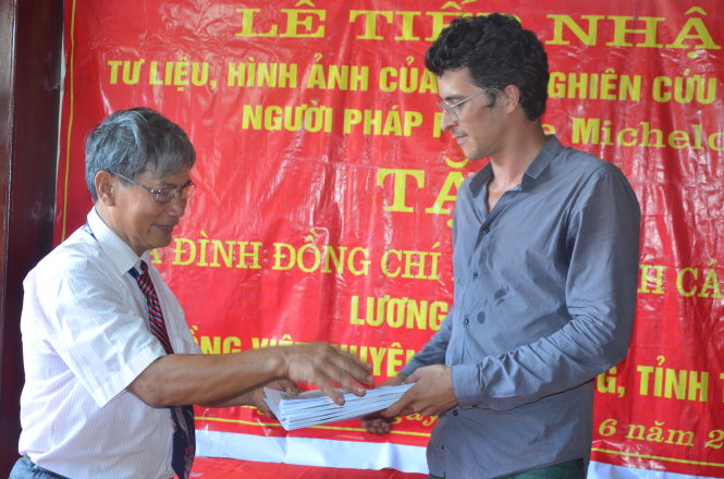 Anh Pierre Michelon trao hiện vật về các tù nhân Việt ở Guyane cho con trai cựu tù Việt Nam tại Guyane Lương Duyên Hồi ở tỉnh Thái Bình tháng 6-2016 - Ảnh: Q.TR.