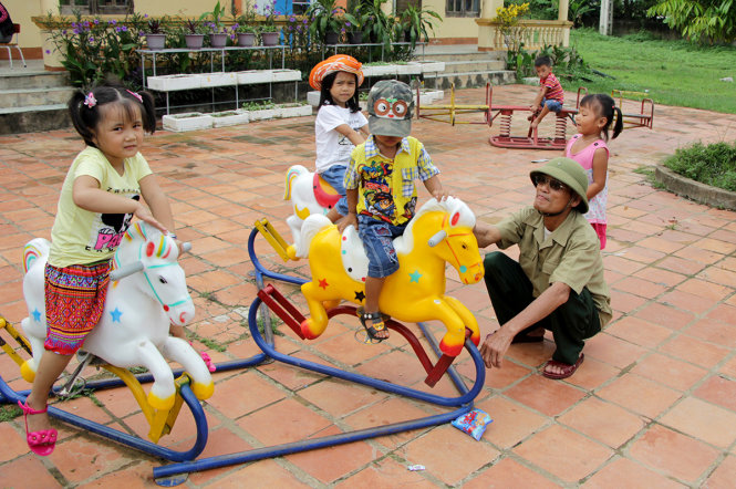 Học sinh vui chơi tại điểm trường trung tâm Trường mầm non xã Quỳnh Tân, huyện Quỳnh Lưu, Nghệ An - Ảnh: DOÃN HÒA