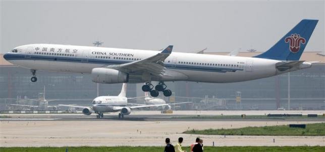 Một chiếc A330-300 của hãng China Southern đang đậu trước một máy bay của hãng Air China chờ tại đường băng ở sân bay Bắc Kinh - Ảnh: Reuters