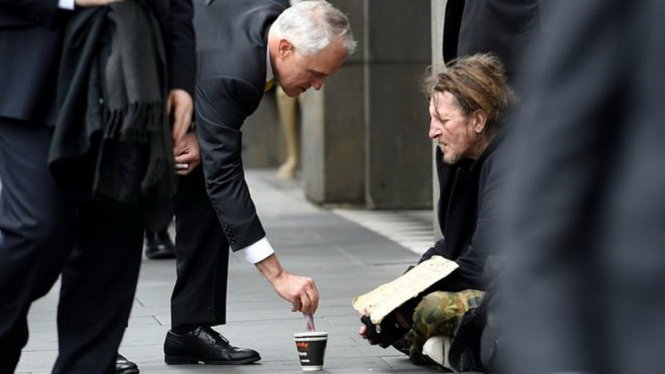 Ăn xin, Thủ tướng Úc, chê keo- bức ảnh này nghe có vẻ tranh cãi và gây chú ý lớn. Nhưng hãy yên tâm, hãy xem hình để có được cái nhìn đúng về vấn đề và đọc thêm thông tin để hiểu rõ hơn về tình huống này.