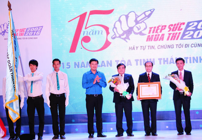 Bí thư thứ nhất Trung ương Đoàn Lê Quốc Phong (thứ tư, từ phải) trao Huân chương Lao động hạng 3 cho Tập đoàn Thiên Long - Ảnh: Q.L.