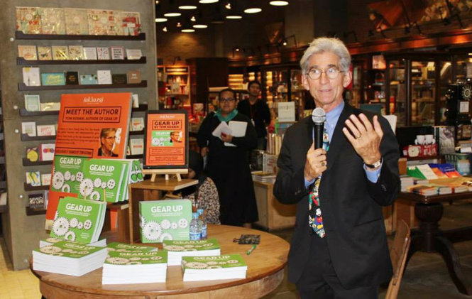 Tác giả Tom Kosnik phát biểu trong một buổi giới thiệu sách Gear Up - Test Your Business Model Potential and Plan Your Path To Success tại Mỹ - Ảnh: Facebook Tom Kosnik.