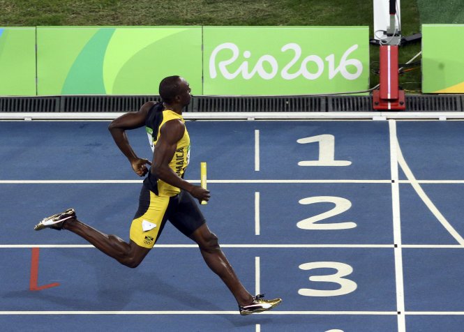 Bolt một mình một ngựa về đích ở chung kết 4x100m tiếp sức. Ảnh: REUTERS