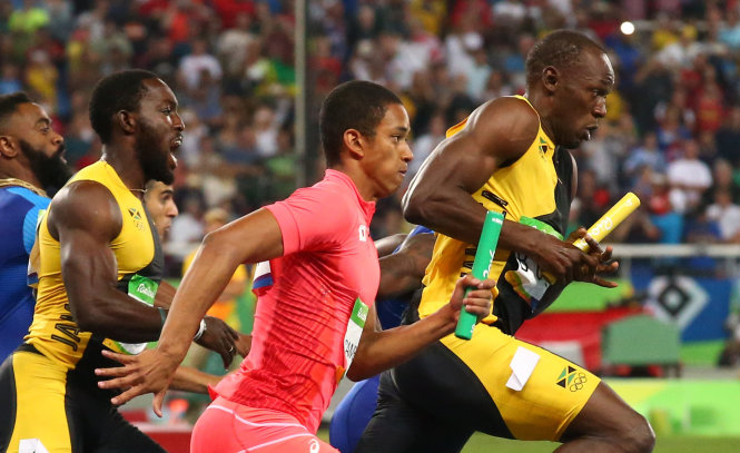 Bolt (phải) ở đợt chạy chung kết 4x100m nam. Ảnh: REUTERS