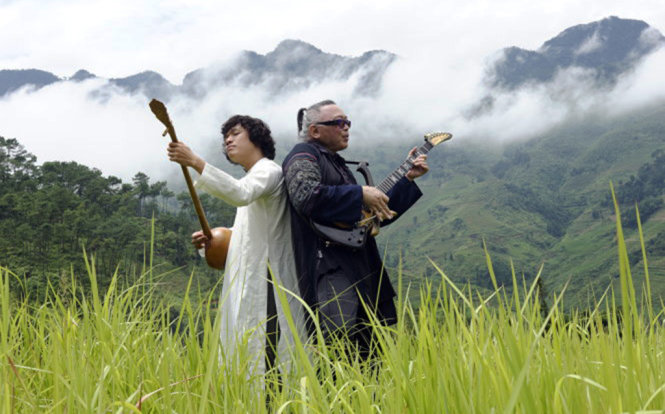Nhạc sĩ Nguyên Lê (phải) và Ngô Hồng Quang cùng những hình ảnh được chụp tại Tây Bắc cho dự án Hà Nội Duo - Ảnh: Pavel Pham