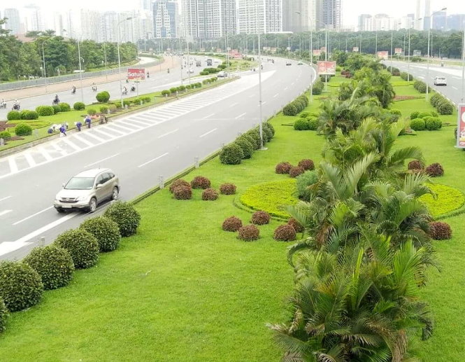 Cây xanh được trồng và chăm sóc trên đại lộ Thăng Long (Hà Nội). Mỗi năm, Hà Nội chi 53 tỉ đồng để cắt cỏ, tỉa cây trên 24km đại lộ này - Ảnh: Đ.NGUYỄN