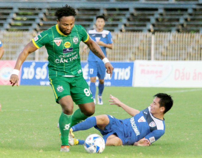 Một pha bóng trong trận Than Quảng Ninh thắng Cần Thơ (trái) 2-0. Ảnh: DƯƠNG THU