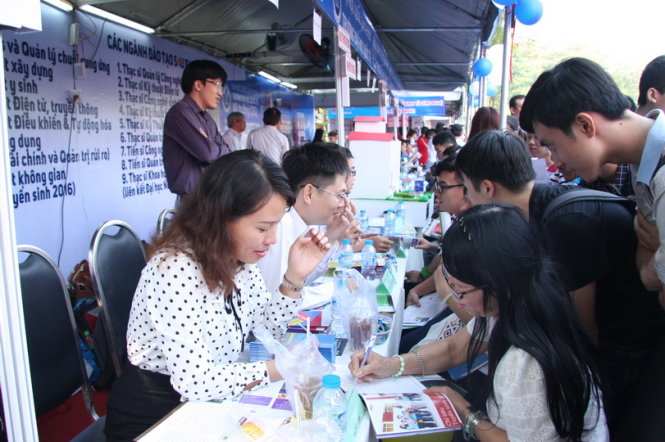 Thí sinh tìm hiểu các ngành đào tạo của Trường ĐH Quốc tế (ĐHQG TP.HCM) - Ảnh: TRẦN HUỲNH