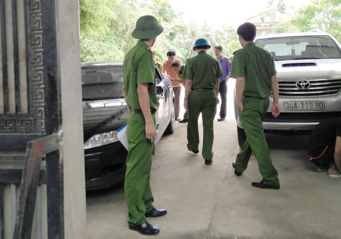 Công an huyện Quảng Xương (Thanh Hóa) đang điều tra vụ việc xảy ra tại gia đình ông Trịnh Ngọc Đỉnh trưa 20-8 - Ảnh do người dân cung cấp.