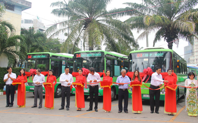 Cắt băng khai trương xe mới của tuyến xe buýt số 03 (Bến Thành - Thạnh Lộc) - Ảnh: M.P