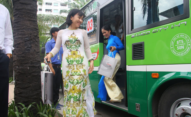 Những hành khách đầu tiên trên xe buýt mới tuyến số 03 - Ảnh: M.P