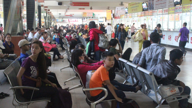 Hành khách mua vé xe tại Bến xe miền Đông - Ảnh: ĐỨC PHÚ