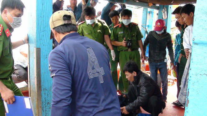 Thuyền viên Lâm Văn Quân 35 tuổi (ngụ tỉnh Trà Vinh) tử vong do ngộ độc cá nóc được đưa vào bờ - Ảnh: MẬU TRƯỜNG