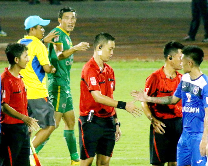 Trung vệ Chí Công (phía sau) nhảy vào sân chửi bới và hăm dọa trọng tài Ngô Duy Lân khi kết thúc trận đấu. Ảnh: DƯƠNG THU