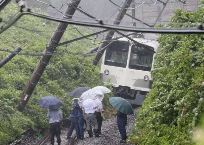Một đoàn tàu bị trật bánh ở Higashimurayama, phía tây Tokyo, do ảnh hưởng bão Mindulle - Ảnh: AFP