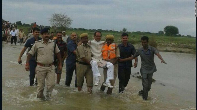 Bức ảnh gây bão mạng về thủ hiến bang  Madhya Pradesh - Ảnh: HT