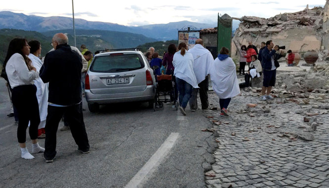 Người dân nơi xảy ra động đất di chuyển đến nơi an toàn - Ảnh: REUTERS