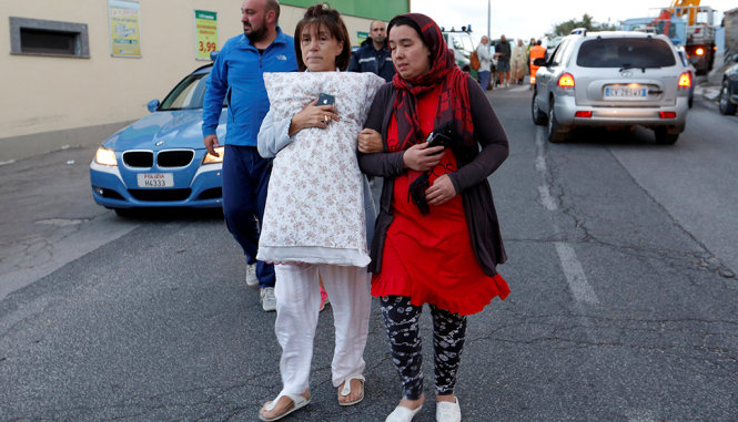 Người dân tại thị trấn Amatrice sau khi bị động đất - Ảnh: REUTERS