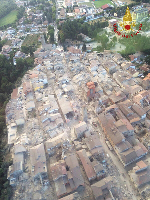 Ảnh chụp trên cao cảnh đổ nát tại thị trấn Amatrice do động đất gây ra - Ảnh: REUTERS