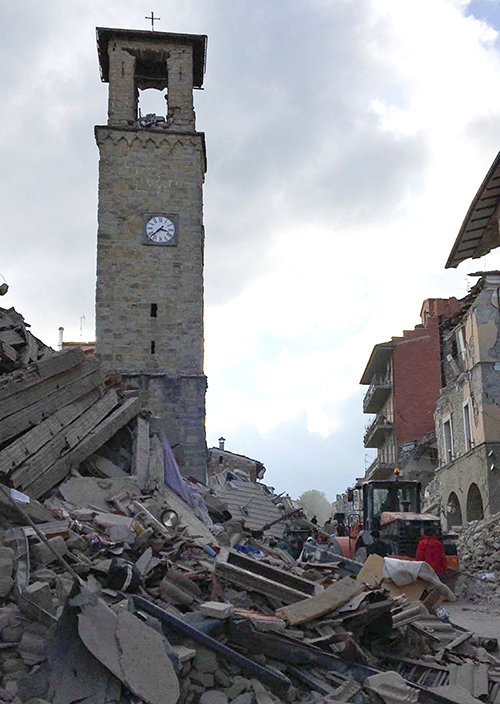 Tháp chuông nhà thờ bên đống hoang tàn tại thị trấn Amatrice - Ảnh: REUTERS
