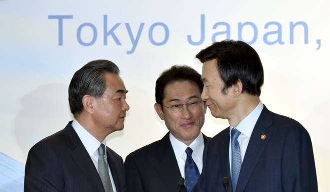 Từ trái qua phải: Ngoại trưởng Trung Quốc Vương Nghị, ngoại trưởng Nhật Bản Fumio Kishida và ngoại trưởng Hàn Quốc Yun Byung-se - Ảnh: EPA
