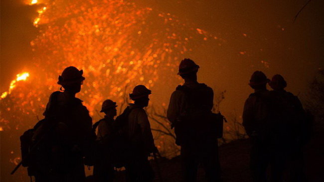 10.000 nhân viên cứu hỏa đã được điều động đến California chống cháy rừng - Ảnh: AFP