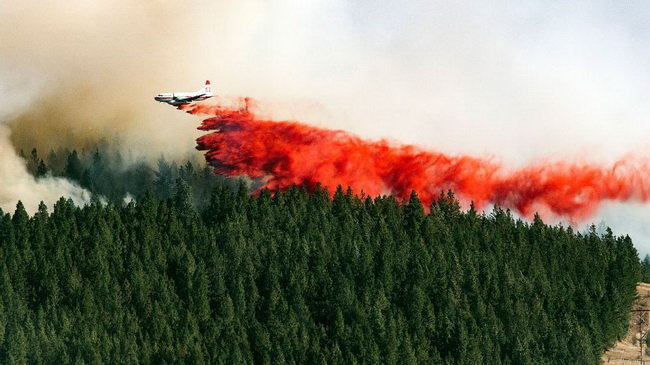 Trực thăng chữa cháy ở Spokane, Washington - Ảnh: AP