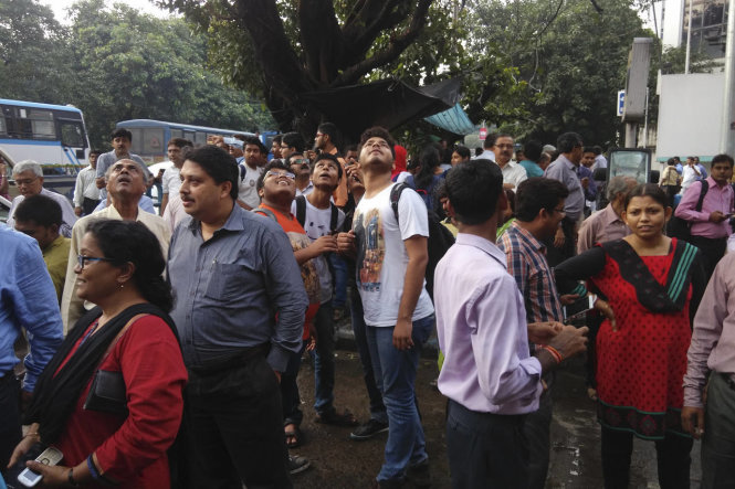 Người dân TP Kolkata, Ấn Độ hoảng sợ chạy xuống đường khi xảy ra động đất - Ảnh: AP