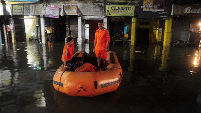 Một con đường ở Dashashwamedh Ghat, TP Varanasi, bang Uttar Pradesh,  biến thành sông hôm 23-8 - Ảnh: AFP
