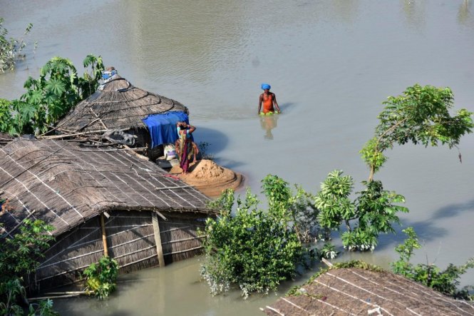 Nước ngập gần tới mái nhà dân ở Hajipur, bang Bihar hôm 23-8 - Ảnh: PTI