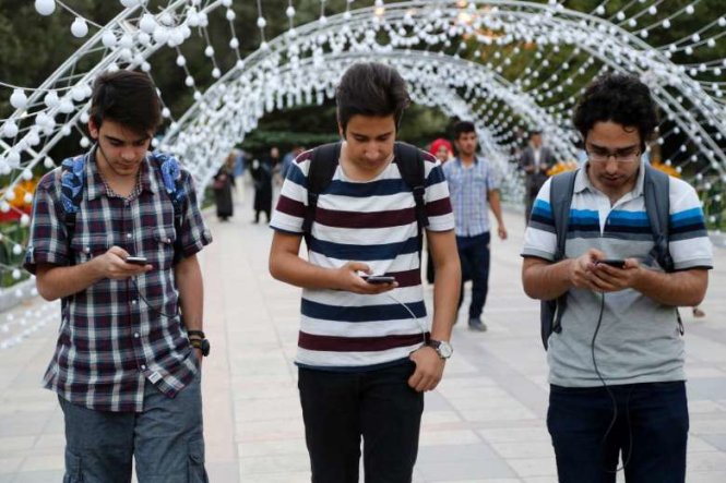 Các thanh niên Iran chơi Pokemon Go trên điện thoại thông minh tại công viên Mellat ở phía bắc thủ đô Teheran - Ảnh: AFP