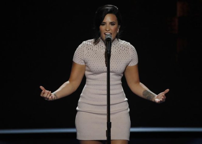 Ca sĩ Demi Lovato biểu diễn tại đại hội toàn quốc đảng Dân chủ ở Philadelphia, Pennsylvania, Mỹ ngày 25-7-2016 - Ảnh: Reuters