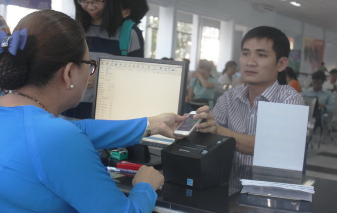Người dân mua vé tàu tết tại ga Sài Gòn vào tháng 10-2015 - Ảnh: ĐỨC PHÚ