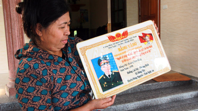 Bảng vàng vinh danh mà người có công ở xã Hưng Tây, huyện Hưng Nguyên, Nghệ An phải trả 330.000 đồng - Ảnh: DOÃN HÒA