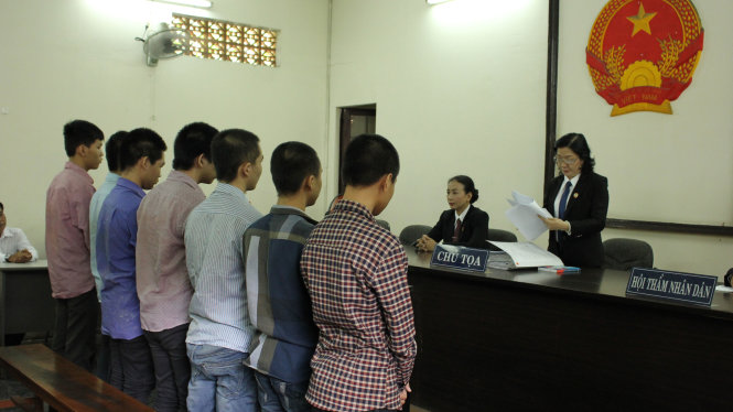 7 bị cáo đứng nghe tòa tuyên án - Ảnh: MINH BẰNG