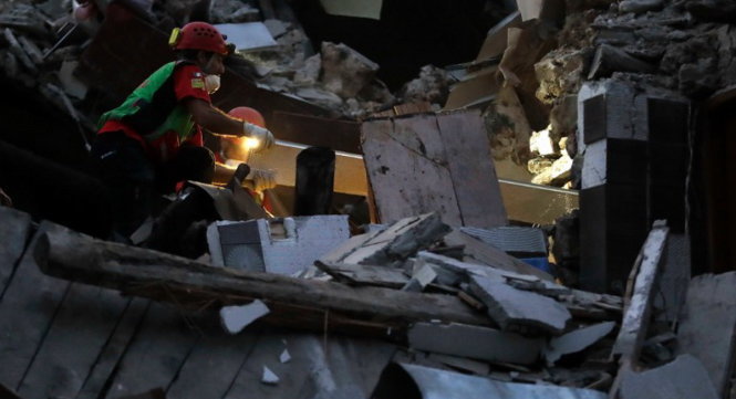 Lực lượng cứu hộ đang chạy đua với thời gian để cứu nạn nhân động đất - Ảnh: AP