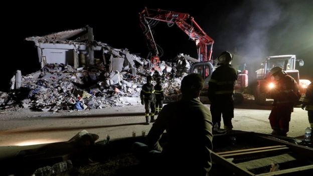 Lực lượng cứu hộ nỗ lực suốt đêm qua để tìm người sống sót - Ảnh: REUTERS