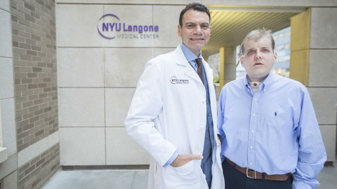 Ông Patrick Hardison (phải) chụp ảnh lưu niệm với tiến sĩ Eduardo D. Rodriguez sau khi được ghép mặt tại Trung tâm y tế NYU Langone - Ảnh: independent.co.uk