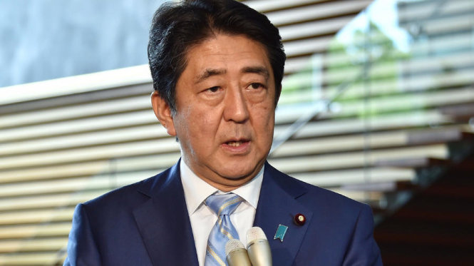 Thủ tướng Nhật Shinzo Abe nói chuyện với cánh phóng viên hôm 3-8 sau khi Triều Tiên phóng một tên lửa đạn đạo - Ảnh: AFP
