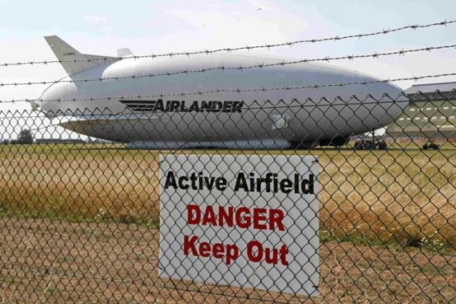 Máy bay lai khí cầu Airlander 10 sau khi bị lao sầm xuống đất trong chuyến bay thử ở sân bay Cardington ở Anh ngày 24-8 - Ảnh: Reuters